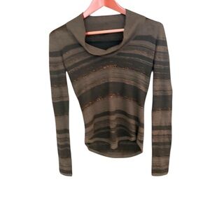 Theory GUC Brown/Black fitted scoop neck sweater.
